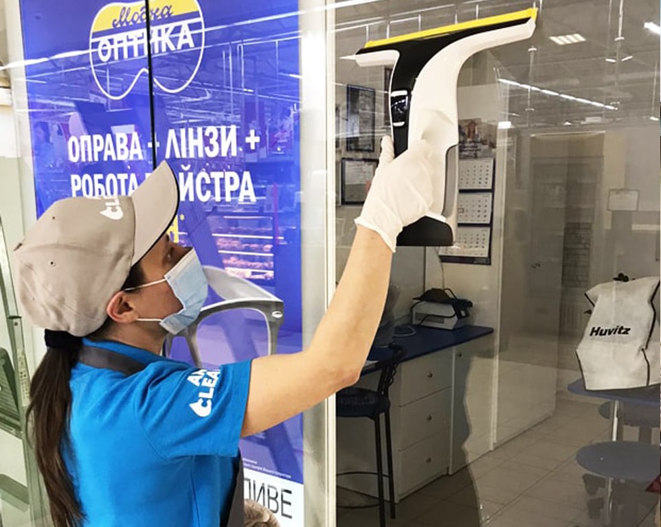 Професійна мийка вітрин магазинів